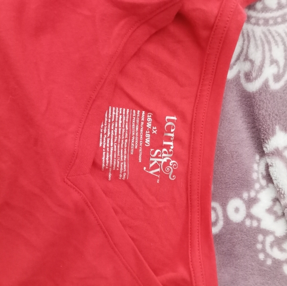 Top - Picture 2 of 2